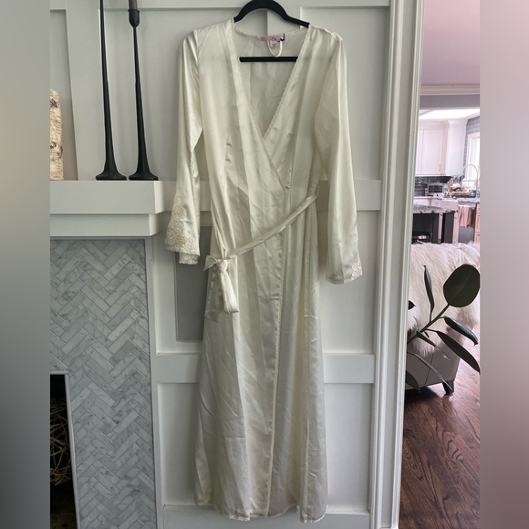 Victoria’s Secret Satin Bridal Robe - Picture 4 of 11